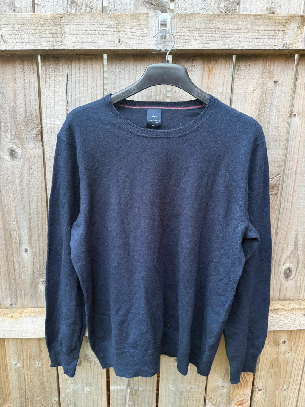 TAILORBYRD navy blue crew neck knit sweater soft lightweight fabric, pre-loved condition.