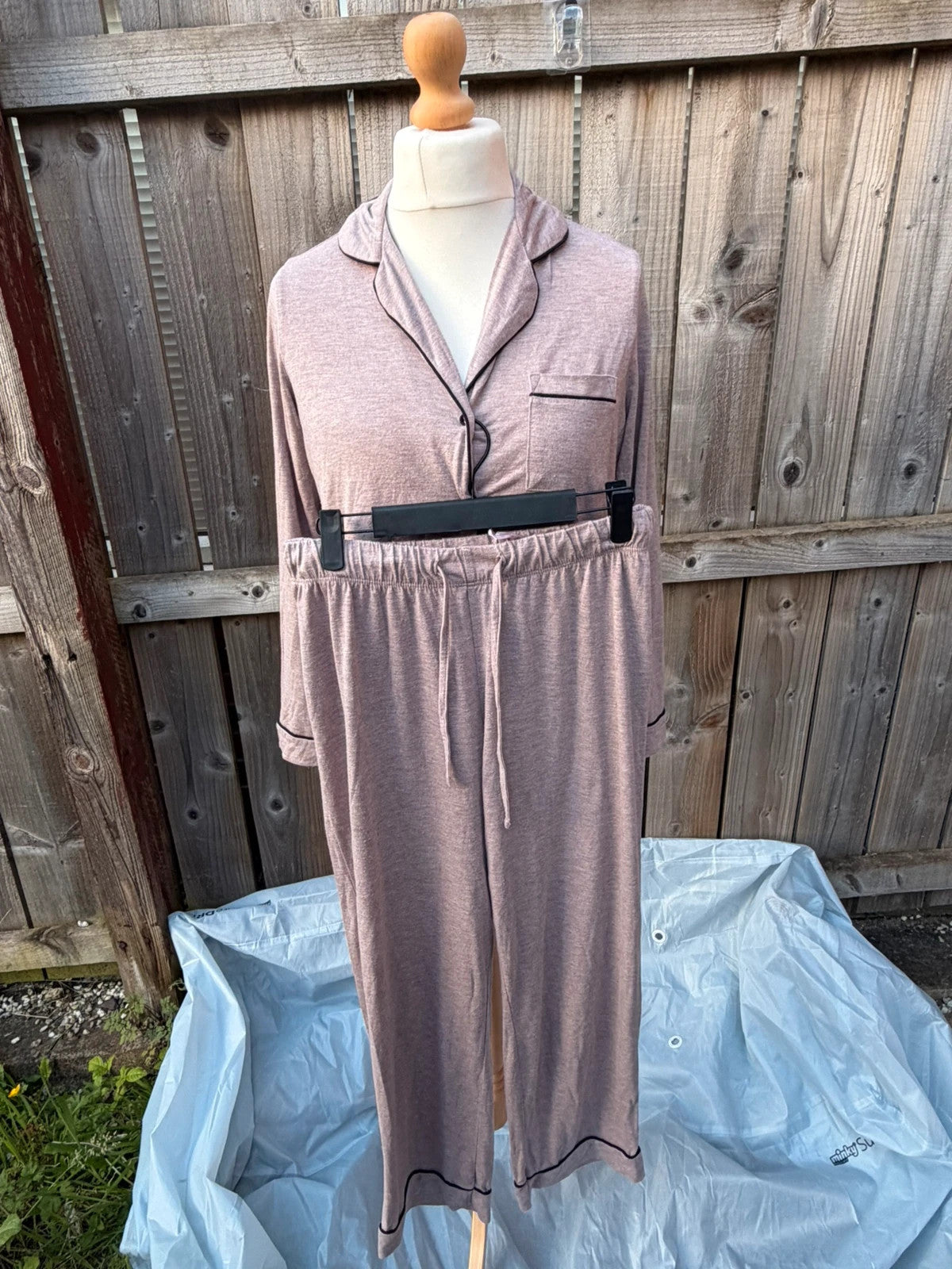 Matalan pink pyjama set button-up long sleeve soft touch fabric pre-loved nightwear.