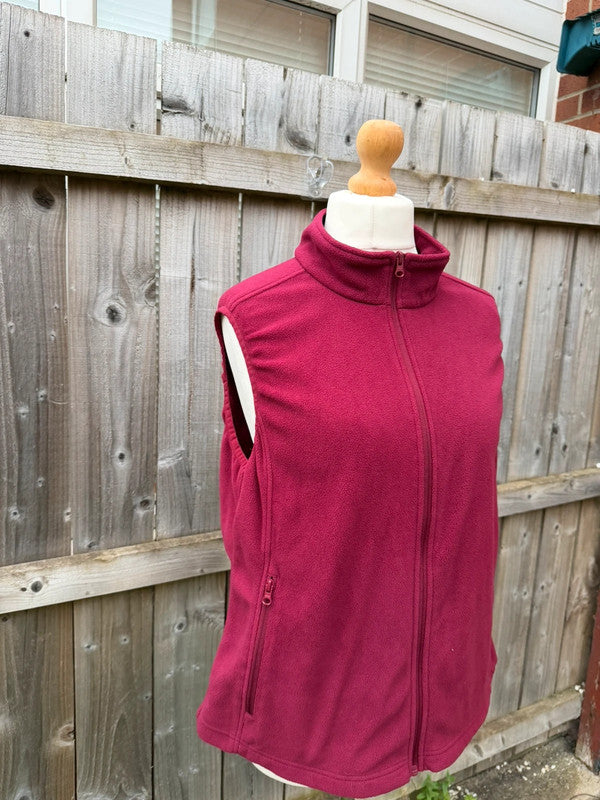 Outdoor burgundy fleece bodywarmer zip-up gilet with casual outdoor style.