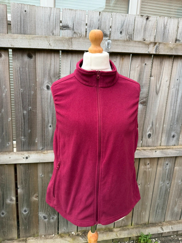 Outdoor burgundy fleece bodywarmer zip-up gilet with casual outdoor style.