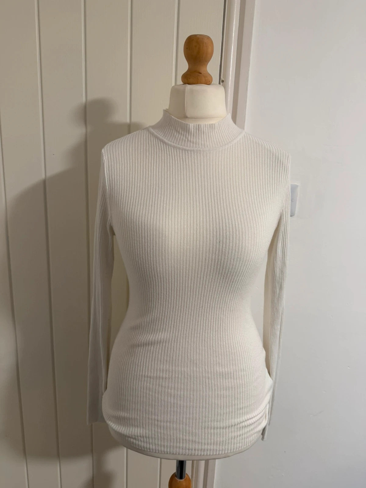 Boohoo white ribbed knit long sleeve top, minimalist design, pre-loved condition.