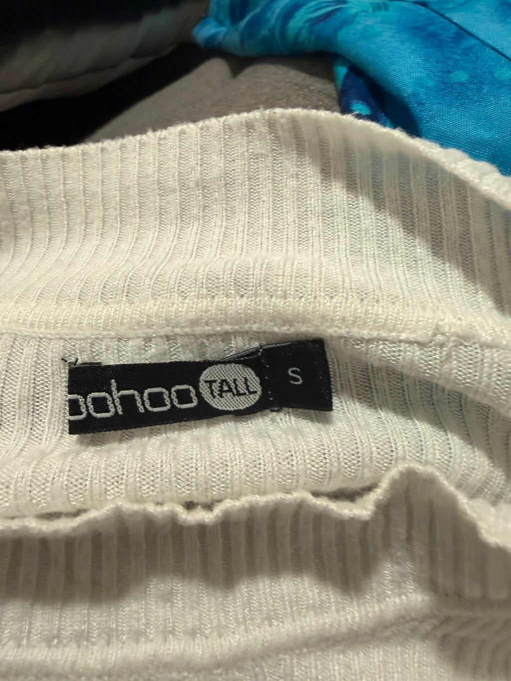 Boohoo white ribbed knit long sleeve top, minimalist design, pre-loved condition.