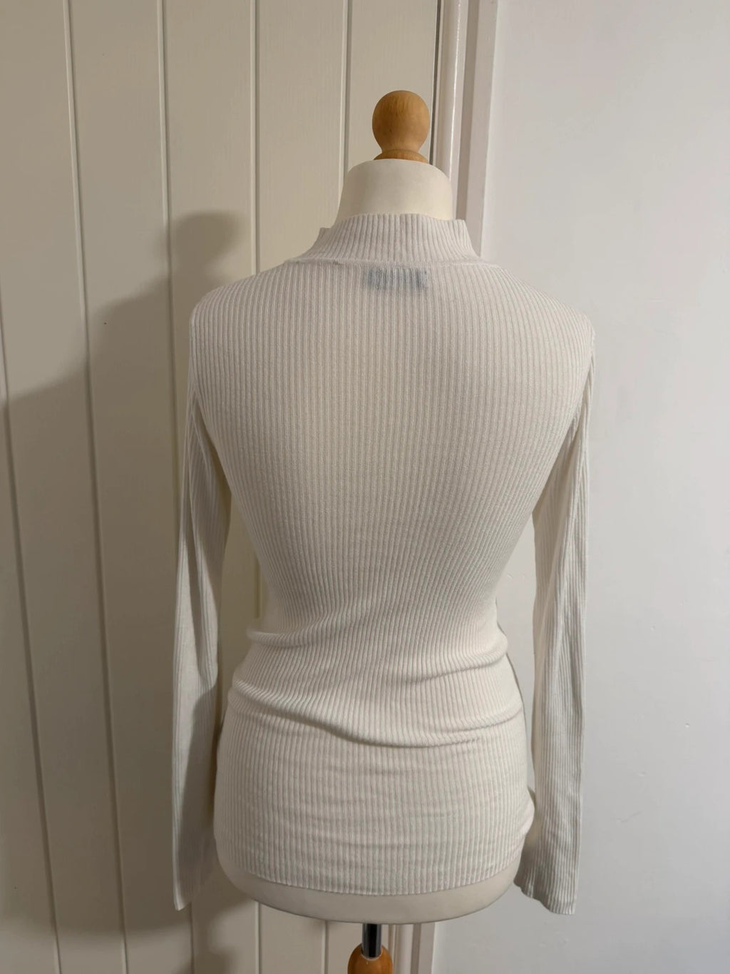 Boohoo white ribbed knit long sleeve top, minimalist design, pre-loved condition.