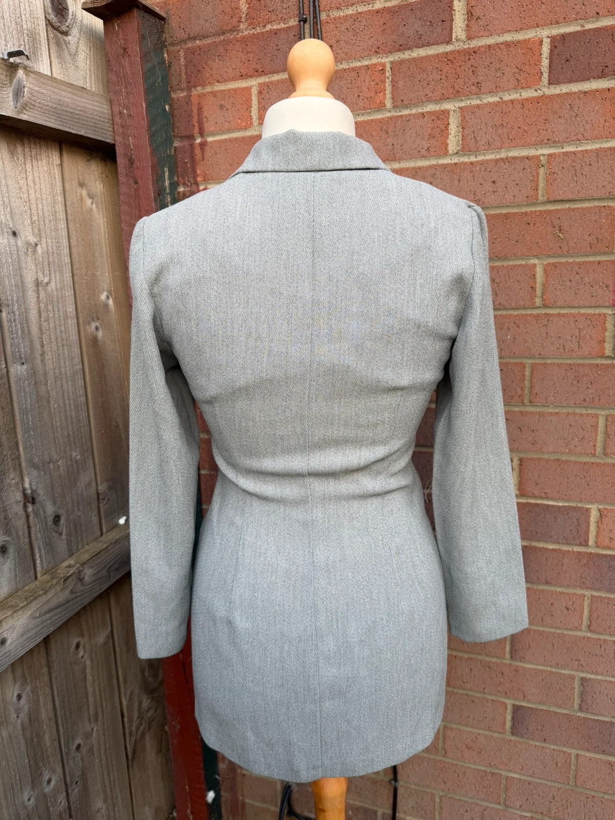 Wallis Petite grey tailored blazer with classic lapels and structured silhouette.