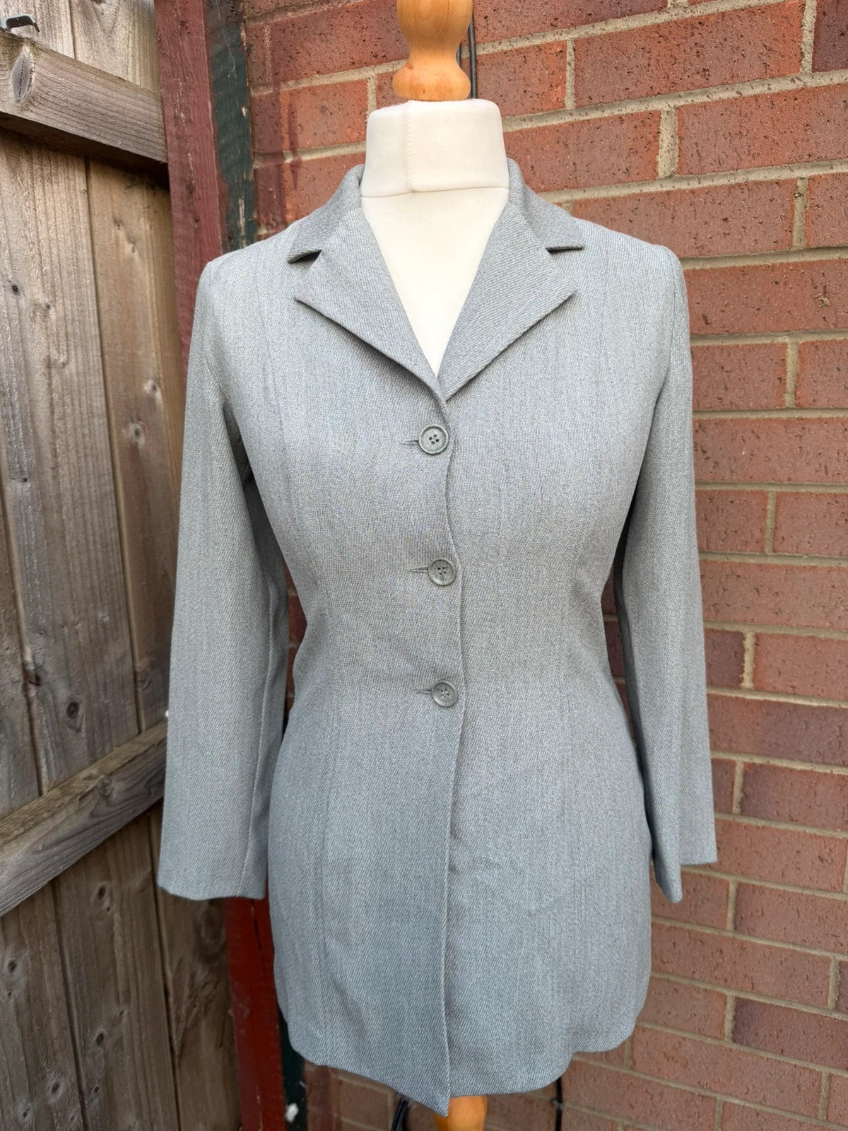 Wallis Petite grey tailored blazer with classic lapels and structured silhouette.