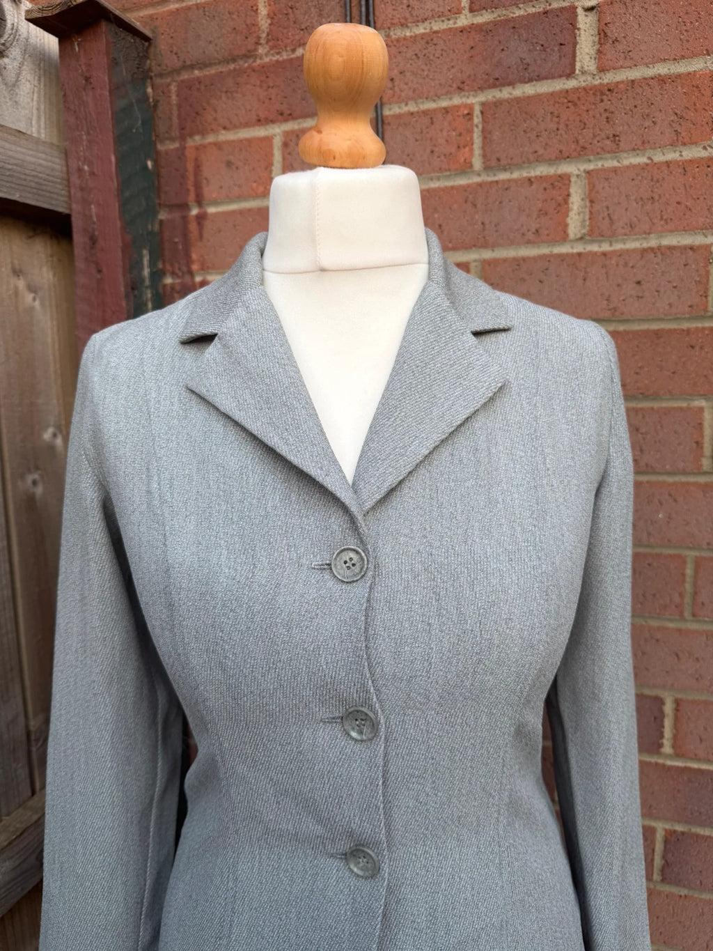 Wallis Petite grey tailored blazer with classic lapels and structured silhouette.