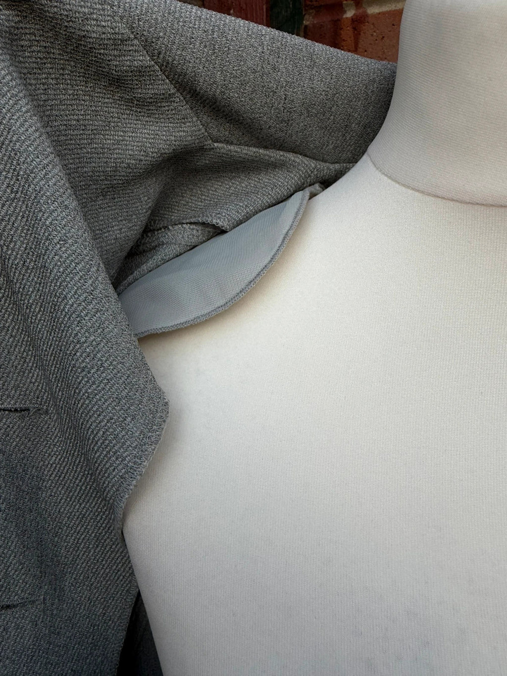 Wallis Petite grey tailored blazer with classic lapels and structured silhouette.