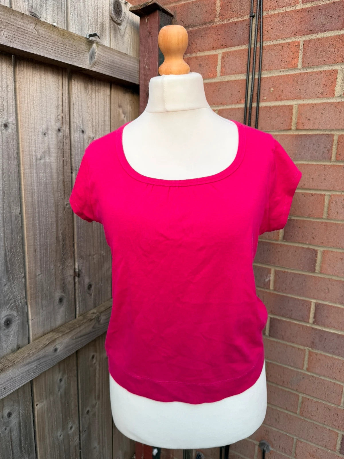 Dorothy Perkins pink pocket t-shirt with scoop neck and casual Y2K style.