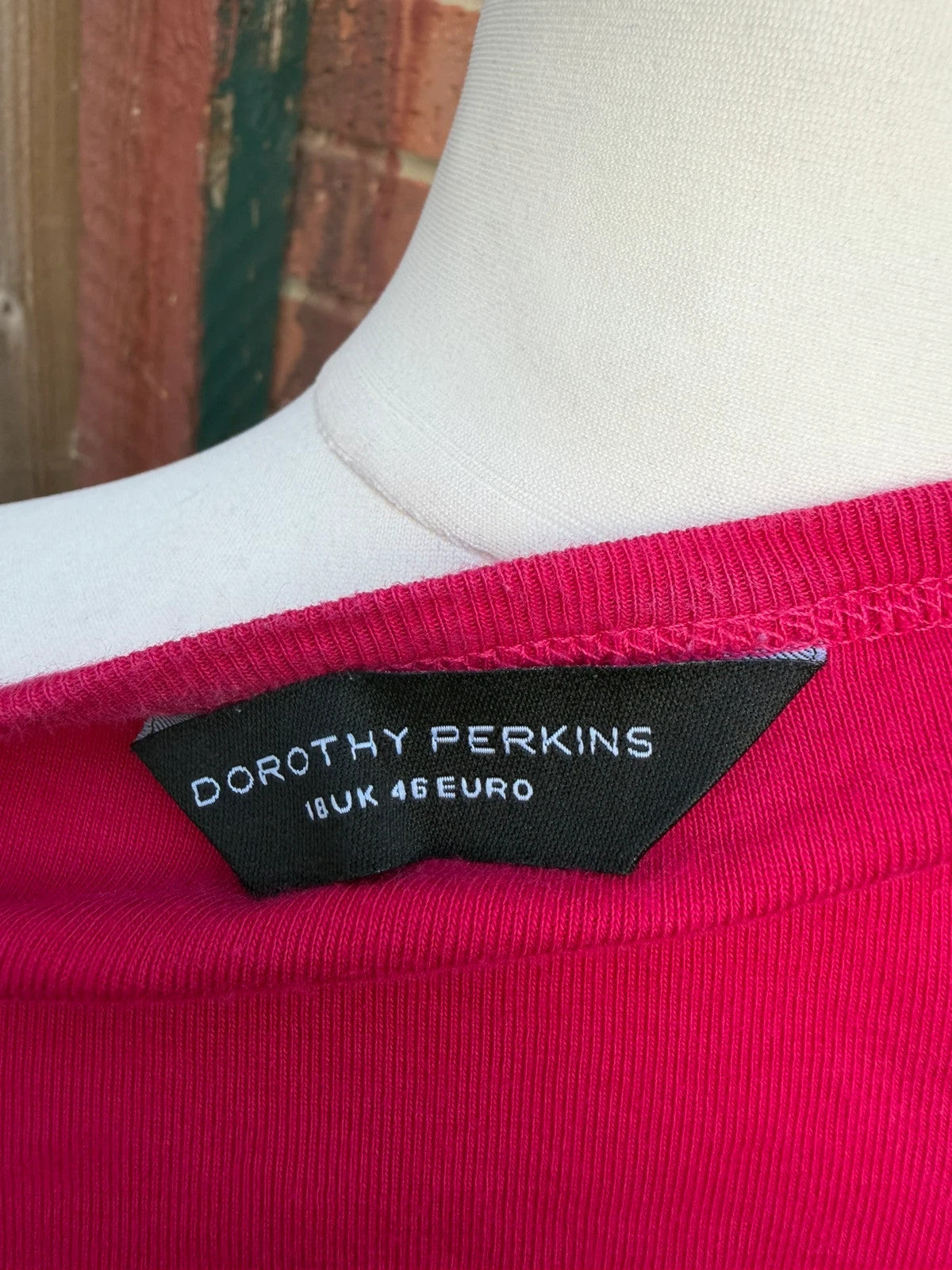 Dorothy Perkins pink pocket t-shirt with scoop neck and casual Y2K style.