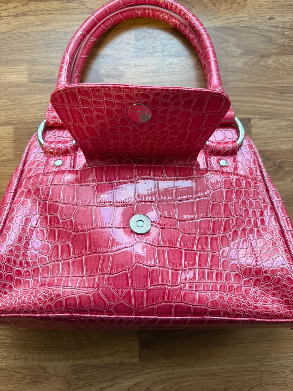 Vintage pink faux crocodile handbag with Y2K style and textured finish.