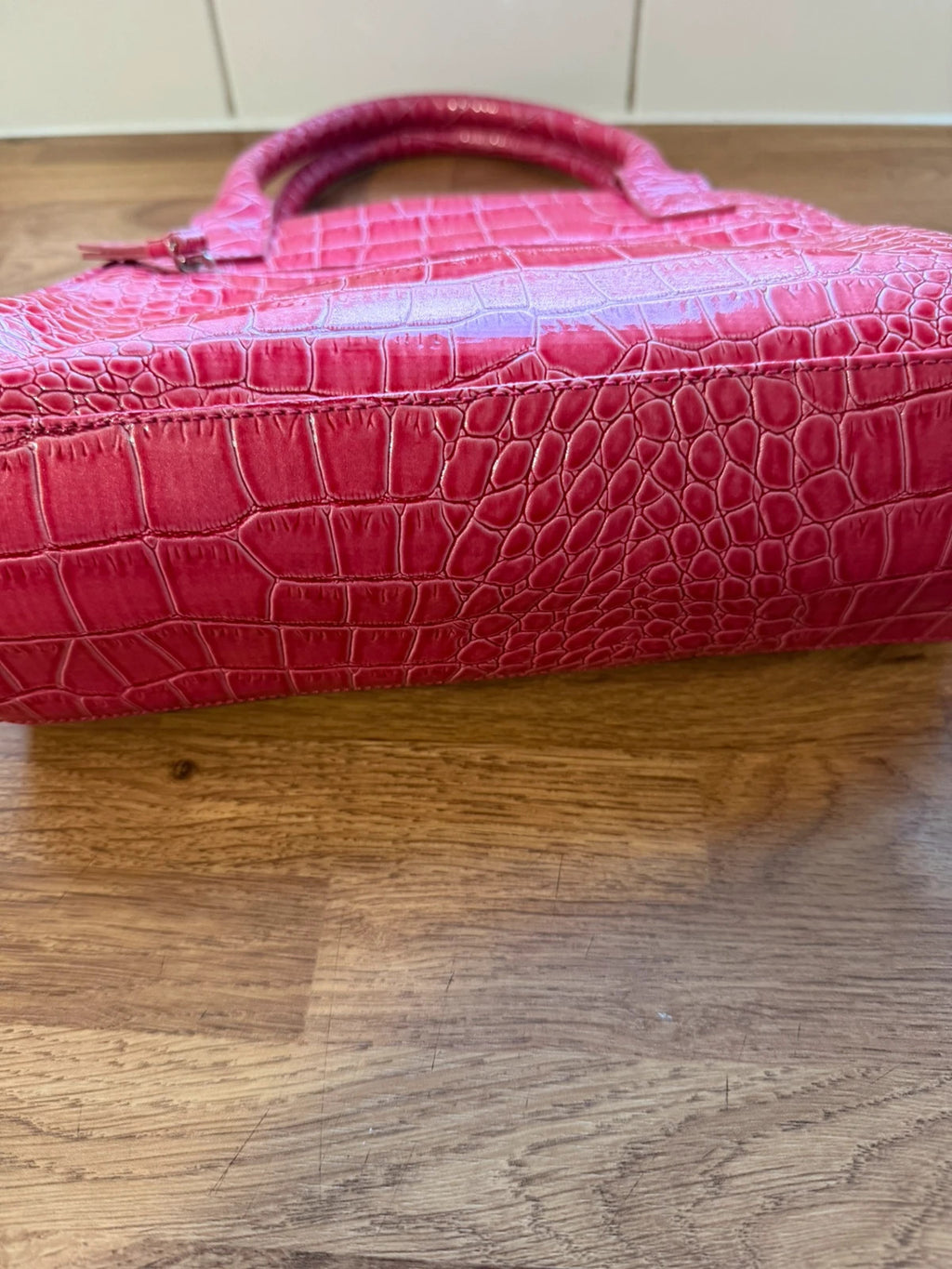 Vintage pink faux crocodile handbag with Y2K style and textured finish.