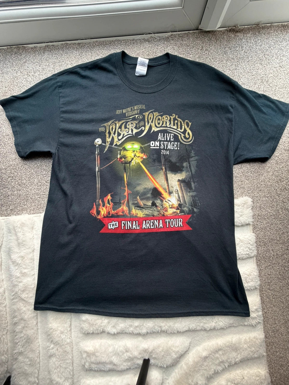 Gildan black graphic tee featuring War Of The Worlds tour print, pre-loved condition.