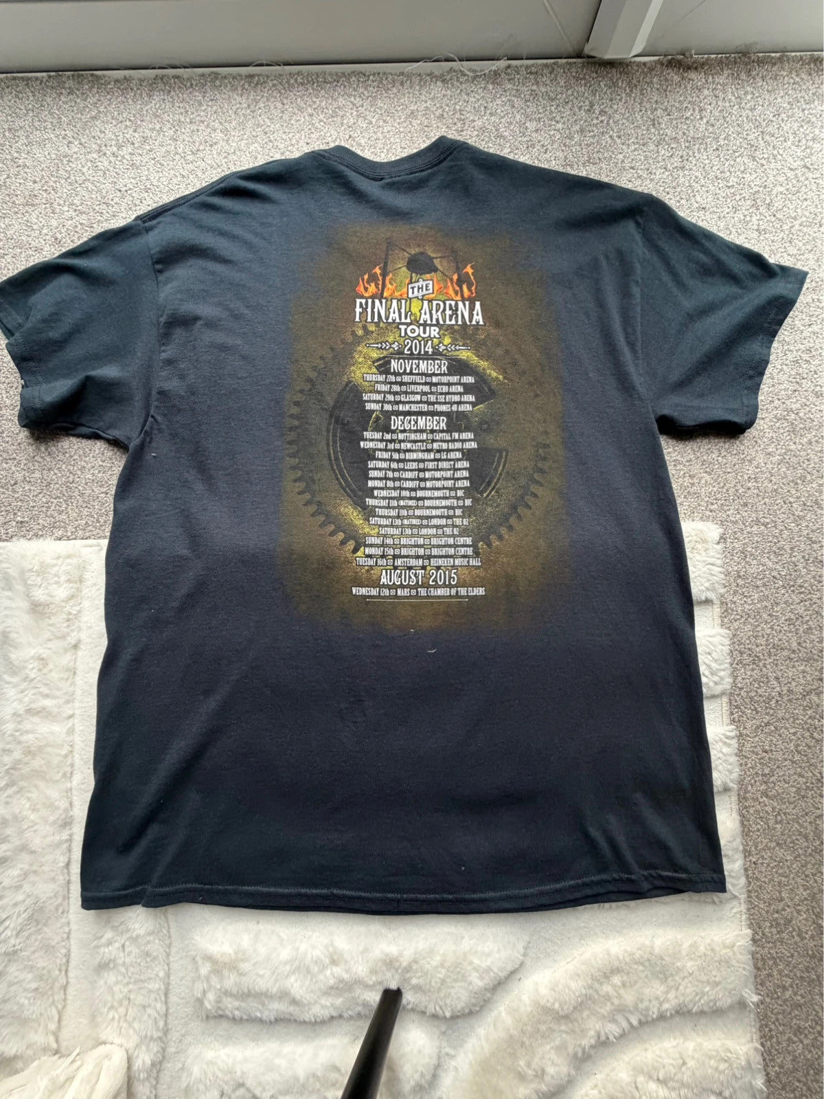 Gildan black graphic tee featuring War Of The Worlds tour print, pre-loved condition.