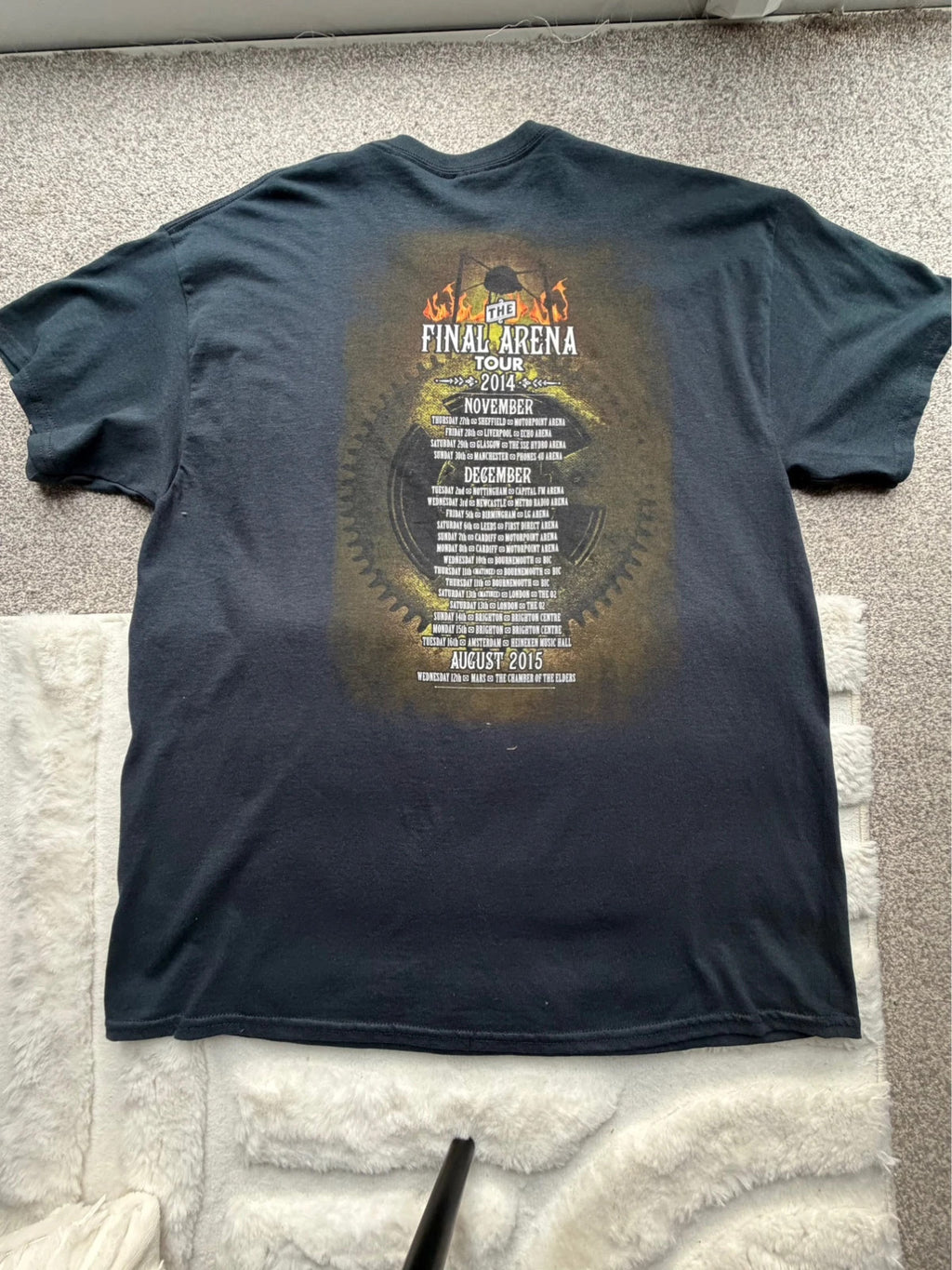 Gildan black graphic tee featuring War Of The Worlds tour print, pre-loved condition.