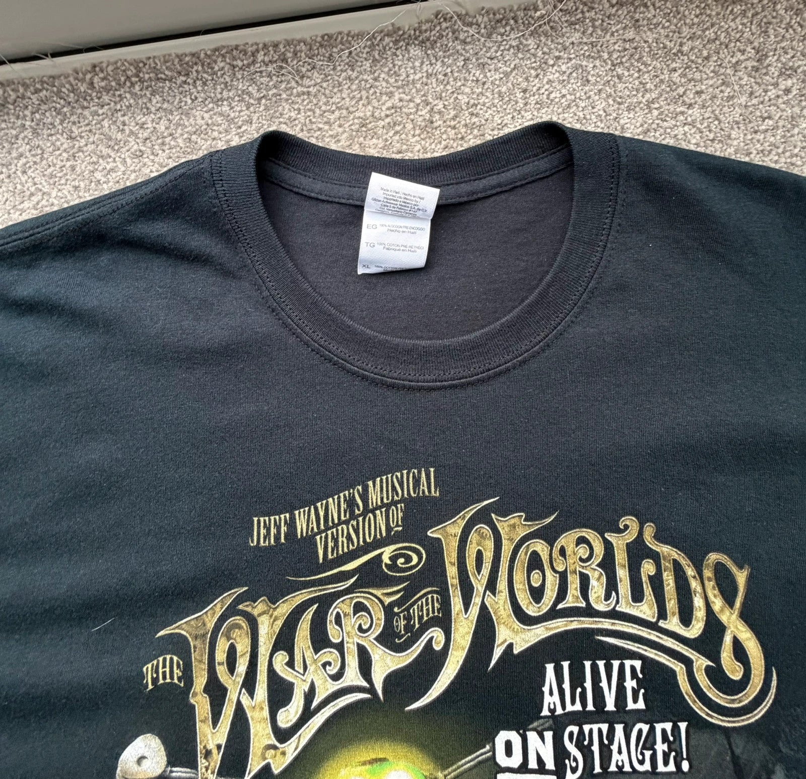 Gildan black graphic tee featuring War Of The Worlds tour print, pre-loved condition.